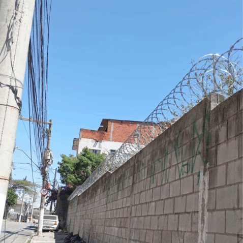 Cerca concertina simples em cima de um muro