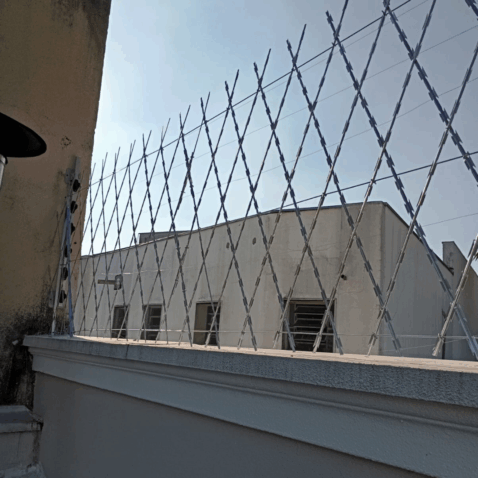 Muro com rede laminada galvanizada instalada