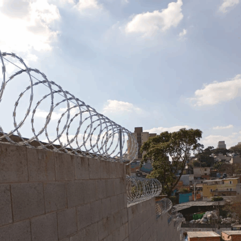 Cerca Concertina simples galvanizada instalada